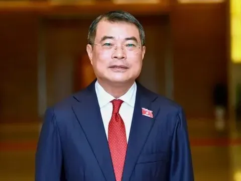 Bộ suit tay bồng của Thủ tướng Lê Minh Hưng gây chú ý giới trẻ