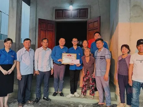 Khen thưởng nam sinh lớp 10 cứu hai người đuối nước