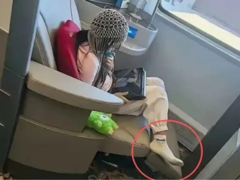 Đăng ảnh con gái trên máy bay “Từ bé đã đi hạng thương gia, sau này liệu có tự ti không?”, bà mẹ bị dân mạng mỉa mai