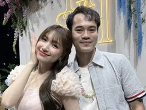 Ca sĩ Hòa Minzy tặng Văn Toàn ba lô giá trị cả nghìn USD