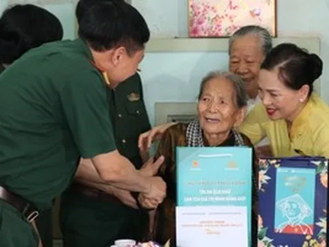 Thăm, tặng quà người có công với cách mạng tại TPHCM