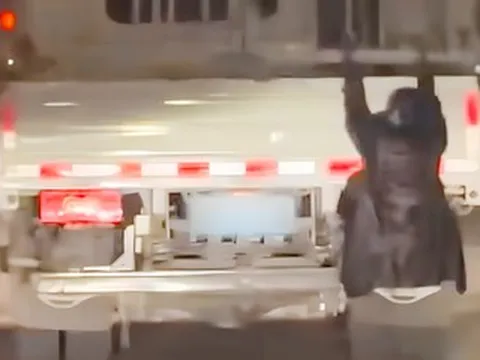 Nghi chồng ngoại tình, vợ bám vào xe tải đi đánh ghen