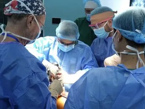 Lạm dụng corticoid điều trị viêm da, người phụ nữ bị hoại tử khớp háng