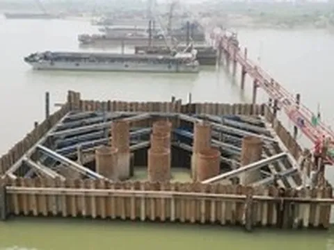 Cận cảnh cọc khoan nhồi cầu Hồng Hà dài 11 mét trên sông Hồng