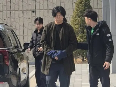 Nam ca sĩ 55 tuổi xin lỗi, rời công ty sau bê bối chất cấm