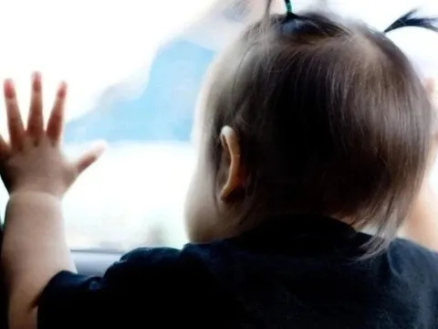 Bé gái 2 tuổi tử vong sau nhiều giờ bị bỏ quên trên ôtô