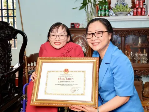 Cô giáo xương thủy tinh nhận bằng khen của Bộ trưởng GD&ĐT