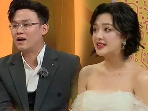 Yêu á hậu, chàng trai có màn cầu hôn ‘dở khóc dở cười’ lúc đêm khuya