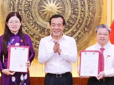 Trao Nghị quyết phê chuẩn Phó trưởng Đoàn Đại biểu Quốc hội tỉnh Thanh Hóa