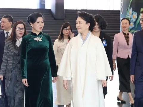 Phu nhân Tổng bí thư, Chủ tịch nước Ngô Phương Ly và bộ áo dài nhung xanh ấn tượng tại Bắc Kinh