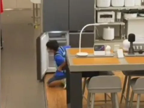 Bé trai tiểu học cố tình giấu vở bài tập vào tủ lạnh ở TTTM để "tiêu huỷ" khiến dân tình "cười ra nước mắt"