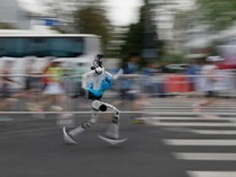 Từ múa quạt, biểu diễn võ thuật đến phá kỷ lục marathon thế giới: Robot không còn 'trình diễn' mà đã bắt đầu học được cách vượt qua giới hạn của con người