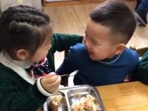Cô giáo gửi hình 2 trẻ mầm non đang ăn trưa vào nhóm lớp, phụ huynh phàn nàn, hiệu trưởng phải lên tiếng giải thích