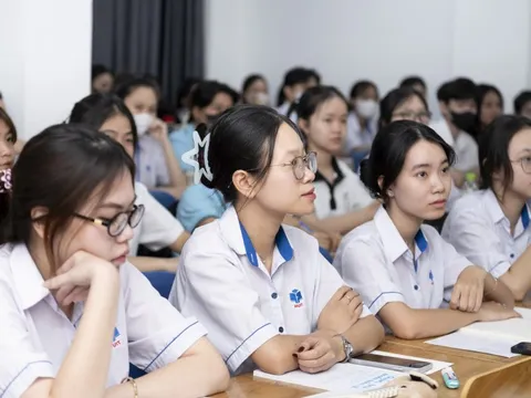 Thứ trưởng GD&ĐT: Nuôi sinh viên ăn học không dưới 100 triệu đồng/năm