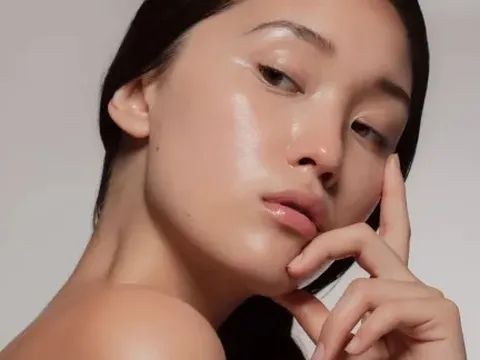 Quá ngán lớp nền dầy cộp như mặt nạ, 'real skin' trở lại và soán ngôi trong lòng chị em