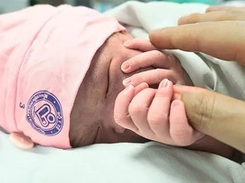 Ba nhóm phụ nữ sinh con được đề xuất nhận hỗ trợ từ 2 triệu đồng