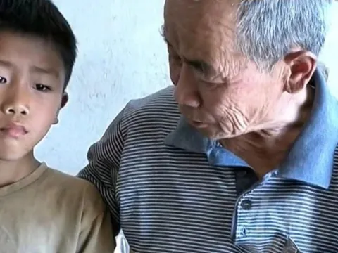 Cậu bé tiểu học Trung Quốc khiến hàng chục triệu người xúc động