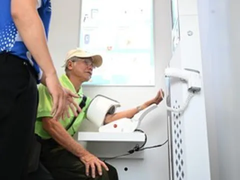 Người cao tuổi thích thú trải nghiệm trạm công dân số