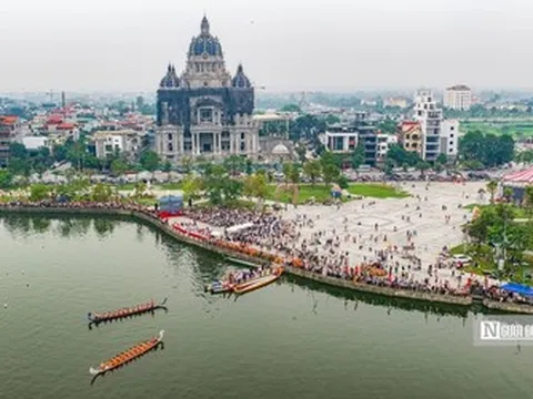 Hàng nghìn người reo hò, cổ vũ giải bơi thuyền dịp Giỗ Tổ