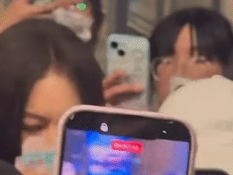 Nữ diễn viên 36 tuổi hoảng loạn bật khóc giữa sân bay