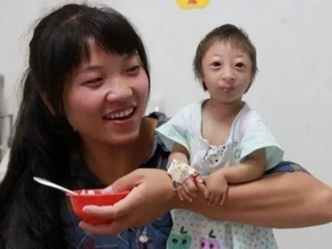 Sinh con có ngoại hình khác lạ được hỏi mua với giá 200 triệu, người mẹ nghèo quyết giữ con và hạnh phúc sau 17 năm