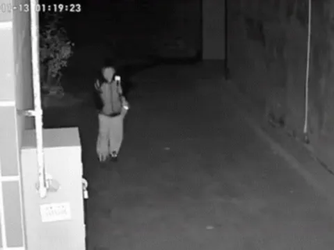 Vô tình kiểm tra camera trước cổng nhà, cậu ruột hết hồn khi thấy cháu trai cấp 1 mang cặp bỏ đi lúc 1 giờ sáng