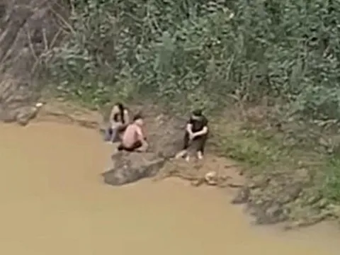 Hai nam sinh liều mình lao xuống sông cứu bạn nữ nhảy cầu