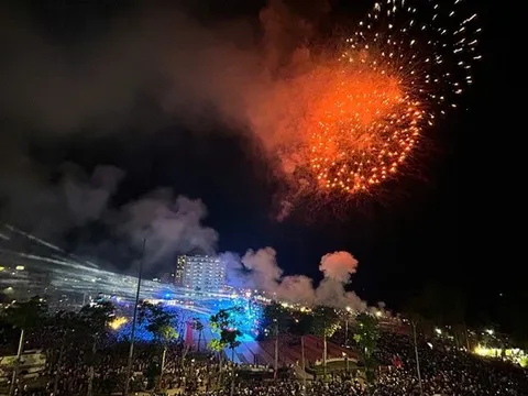 Màn pháo hoa đẹp mắt tại lễ hội khai trương du lịch biển Sầm Sơn 2026