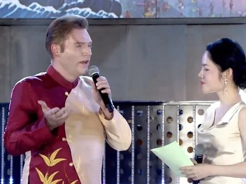 Thích thú tiết mục dân ca Ví Giặm của chàng tây trong đêm khai trương du lịch biển Hà Tĩnh