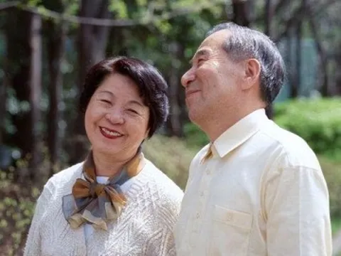 Kiểu "con cái trưởng thành sống dựa vào cha mẹ" mới đang âm thầm xuất hiện, không đòi tiền nhưng khiến cha mẹ "kiệt quệ"