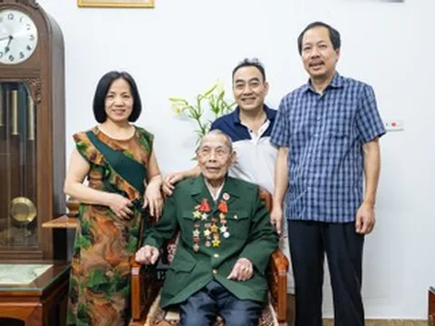 Cách dạy con không lời của cựu chiến binh 99 tuổi, từng làm cảnh vệ Phủ Chủ tịch