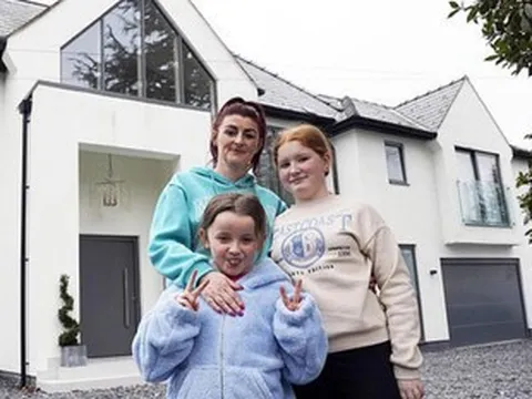 Mẹ đơn thân bật khóc khi được triệu phú cho 700 triệu đồng, mời làm việc