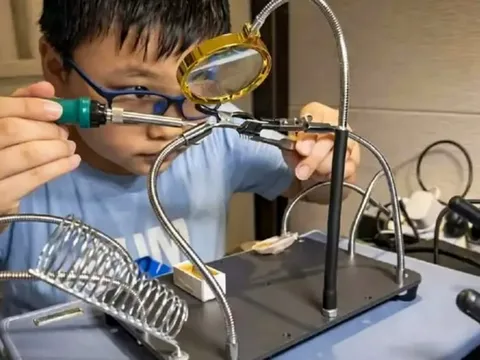 ‘Cậu bé tên lửa’  gây tranh cãi