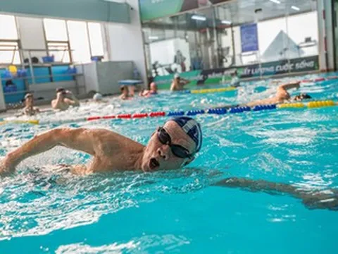 Đại tá 97 tuổi ở Hà Nội đều đặn luyện bơi 800m, bất kể ngày mưa rét