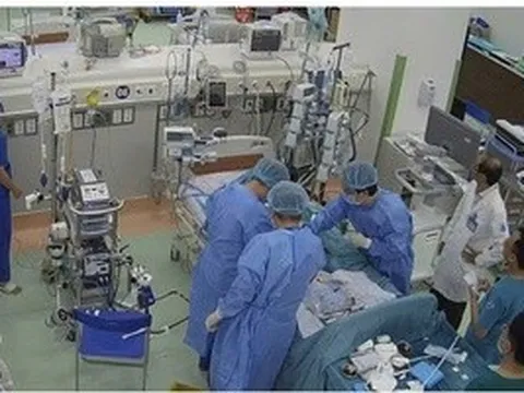 Phút sinh tử: Bác sĩ níu lại sự sống cho bé trai 10 tuổi
