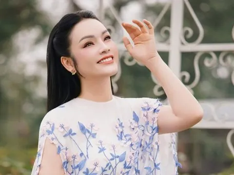 Nữ NSƯT là Phó giáo sư, khoe nhan sắc "hack tuổi' trong biệt thự đẹp như mơ