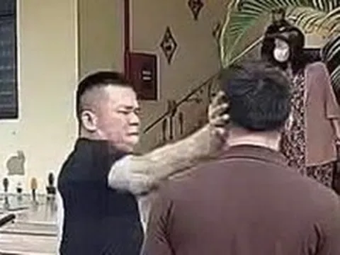 VIDEO: Tài xế xe ô tô bị phụ huynh tát vào mặt tại trường mầm non