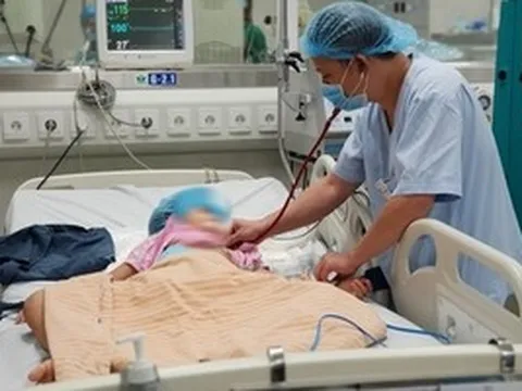 Bé 3 tuổi đuối nước ở bể bơi khi đi du lịch