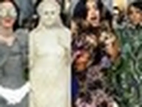 Làm lố đỉnh cao nhất Met Gala 2026: Cardi B mặc dị khó đỡ, Katy Perry biến thành AI vẫn lép vế trước 1 sao nữ hóa tượng như thật