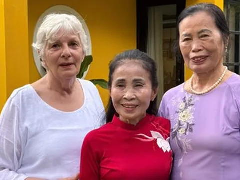 Mẹ chồng từ Thụy Sĩ sang Việt Nam, bất ngờ được thông gia tặng vàng