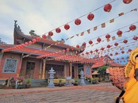 Kỳ bí 12 dòng cổ tự phía sau tượng Phật Lồi trong ngôi chùa ở Gia Lai