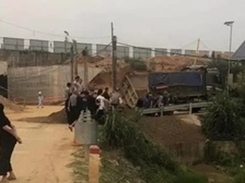 Xe tải đổ nghiêng đè bé trai 7 tuổi tử vong