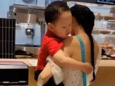 Nắng nóng, mẹ mặc áo hở lưng cùng con đi ra ngoài, hành động đáng yêu của em bé khiến người xung quanh bật cười