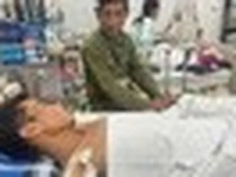 Cha già bật khóc xin cứu con trai gặp nạn: “Hai đứa nhỏ còn cần có bố…”