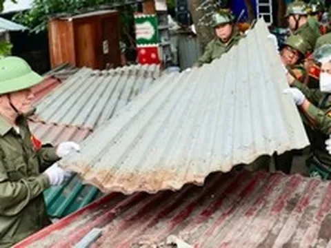 Bắt đầu tháo dỡ các hạng mục lấn chiếm quanh chợ cá tự phát lớn nhất Hà Nội
