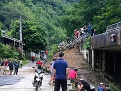 Ô tô chở dầu mất phanh tông vào lan can cầu, tài xế văng xuống suối tử vong