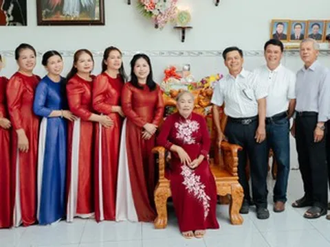 Nhớ lời cha trăng trối, 14 anh em ở An Giang hết lòng hiếu thuận với mẹ già