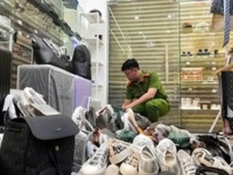 Hình ảnh Công an Đà Nẵng đột kích kho hàng giả quy mô lớn