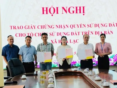 Xã Hòa Lạc trao giấy chứng nhận quyền sử dụng đất cho các doanh nghiệp trên địa bàn