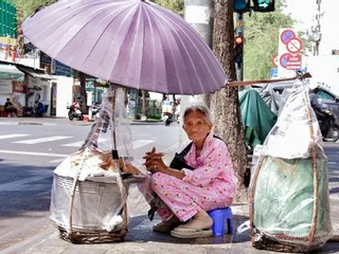 Cụ bà 82 tuổi bán bánh ở vỉa hè từ 2h sáng, kiếm tiền đưa tro cốt con về TPHCM